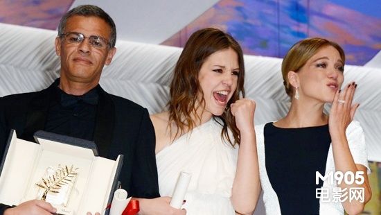 《阿黛尔》获金棕榈大奖，女主演们激动落泪，导演闷闷不乐