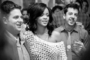 蕾哈娜在片中本色演出“派对动物”，还不断被人“吃豆腐”。