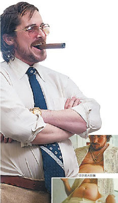 《美国骗局》剧照，贝尔腆着一个大肚子，让人认不出来