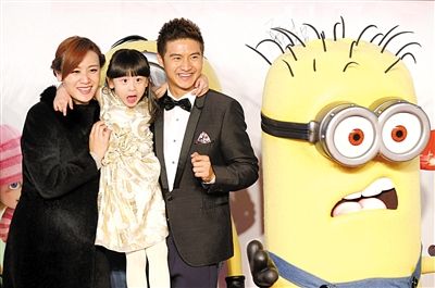 Cindy和父母田亮、叶一茜一起出席发布会，活泼好动的她和爸妈一起合照也不停地搞怪，但和片中“老爸”邓超合影则矜持了很多。 新京报记者 郭延冰 摄