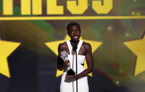 《为奴十二年》卢皮塔-奈扬厄获最佳女配角