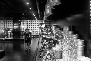 上海电影博物馆内展示的老电影胶片、胶片摄影机等