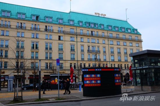 王全安住过的阿德隆酒店，紧邻柏林著名景点勃兰登堡门，地理位置优越。唐忻/摄影