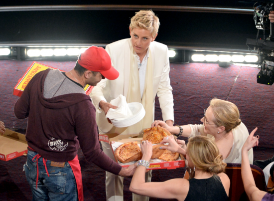 坐在第一排的梅姨也饿了