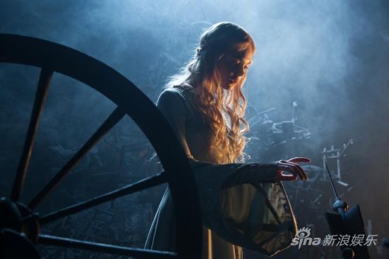 艾丽-范宁饰演“睡美人”阿萝拉公主