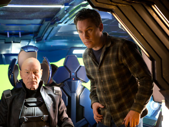 《X 战警：逆转未来》的导演布莱恩·辛格（右）与老版系列里饰演“X 教授”的帕特里克·斯图尔特