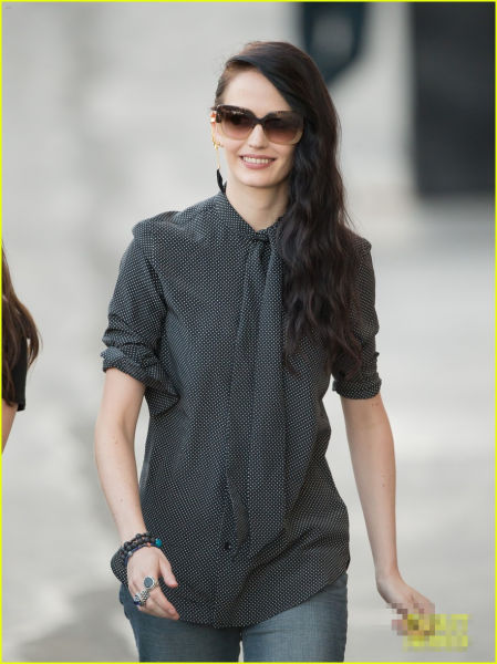 伊娃参加脱口秀节目录制前