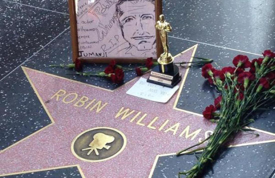威廉姆斯星光大道的星星边，已经有影迷送上鲜花、画像和小金人