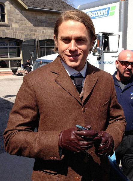 《猩红山峰》中汉纳姆的复古装扮