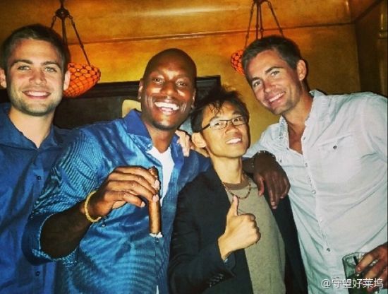 沃克的两个弟弟(左一和右一)代替亡兄出演