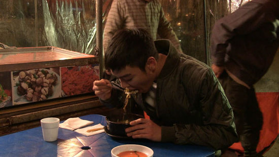 娱乐讯 韩国影片《同窗生》日前曝光男主角,bigbang成员top吃饭剧照