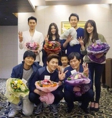 《逆鳞》观影破300万 玄彬捧花比3字手势