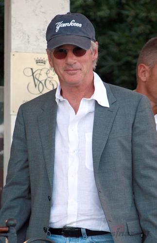 组图:李察-基尔亮相威尼斯 头戴墨镜低调现身