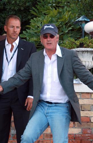 组图:李察-基尔亮相威尼斯 头戴墨镜低调现身