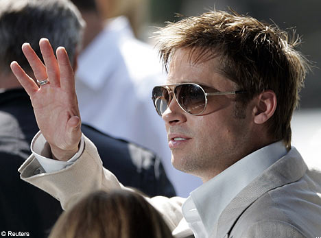 当时,皮特正在安全人员护送下出席威尼斯国际电影节的一个活动,一个不