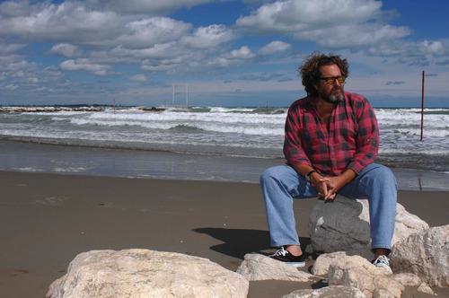 组图导演朱利安施纳贝尔海滩拍摄宣传照