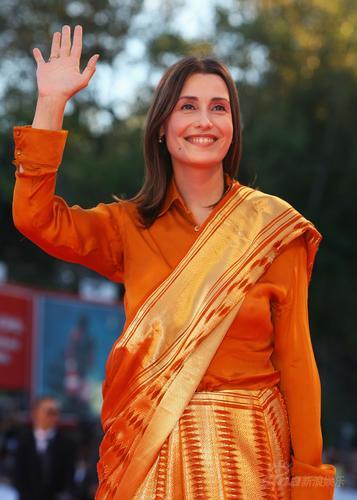 claudia koll向影迷挥手新浪娱乐讯 第64届威尼斯电影节于威尼斯时间9