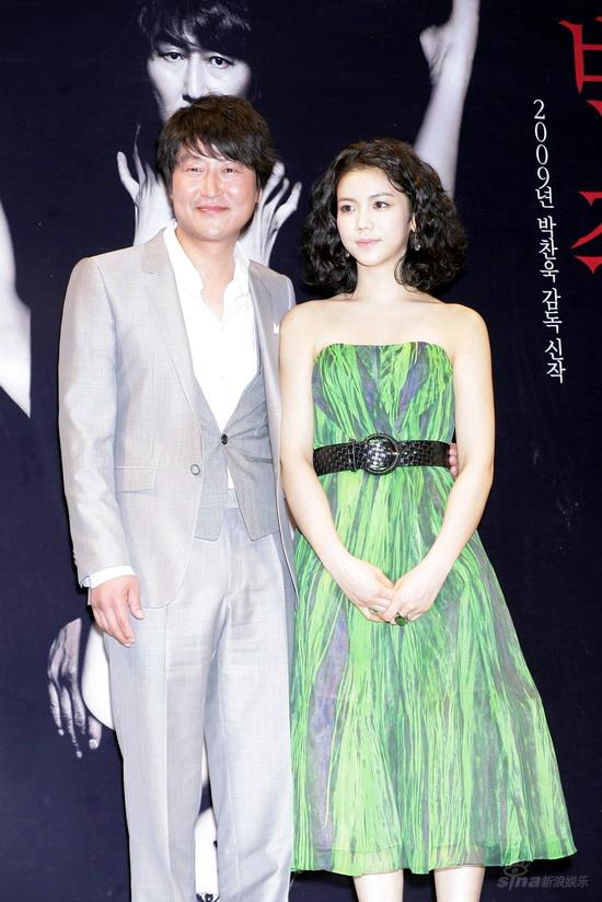 组图:朴赞旭《蝙蝠》做宣传 宋康昊演吸血神父