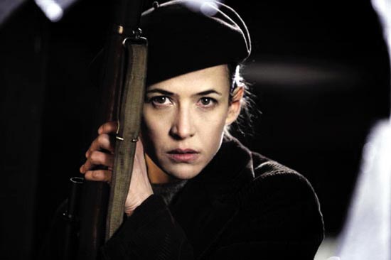 贝雷帽衬托出苏菲的坚毅表情