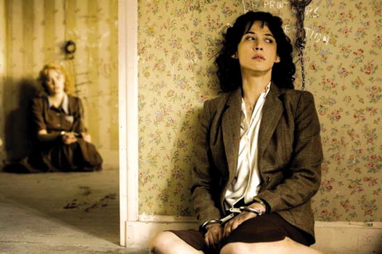 西装展现的是苏菲的成熟魅力