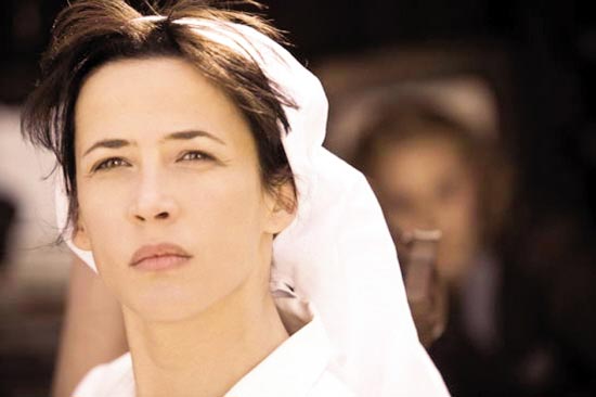 雪白的护士服更显苏菲的纯洁