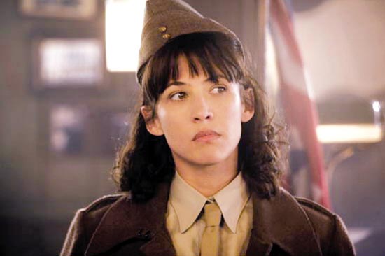 军帽和卷发搭配出另类的性感