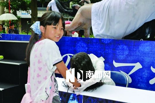 和贞子合影