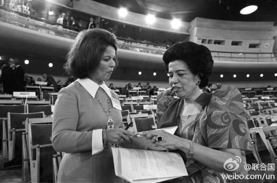 1972年，秀兰·邓波儿（图左）出席联合国人类环境大会