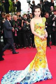 范冰冰穿“龙袍裙”亮相戛纳红地毯。 资料图片