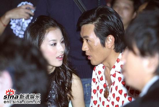 黄圣依杨子亲密交谈