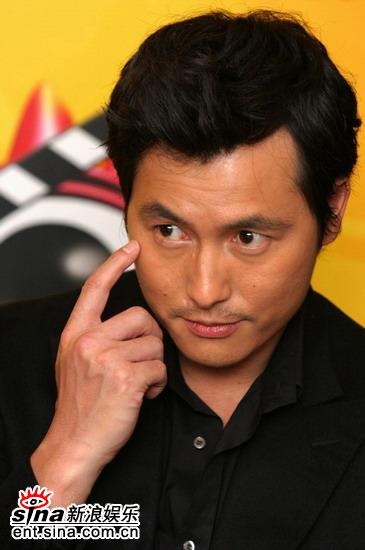 郑宇成思索问题