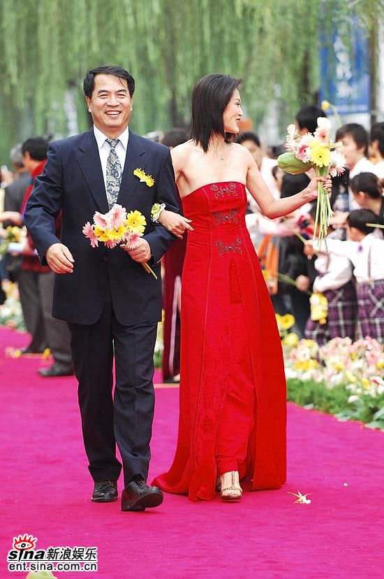 演员廖京生和演员高宝宝携手走百花大道