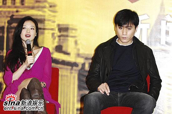 舒淇手拿话筒侃侃而谈