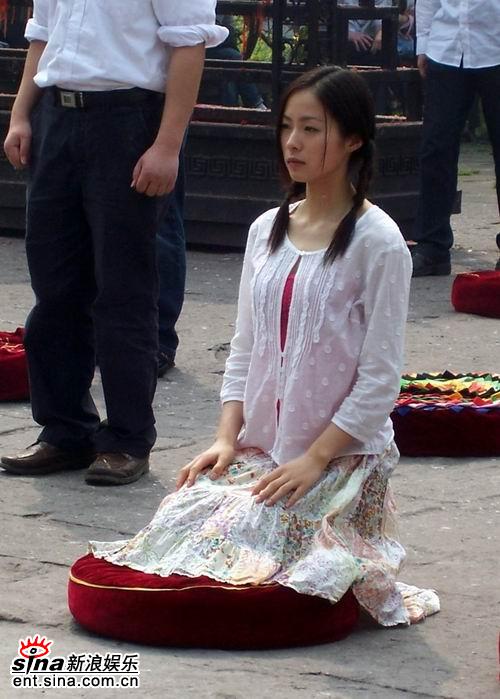 图文:《双食记》重庆探班--江一燕跪地上香