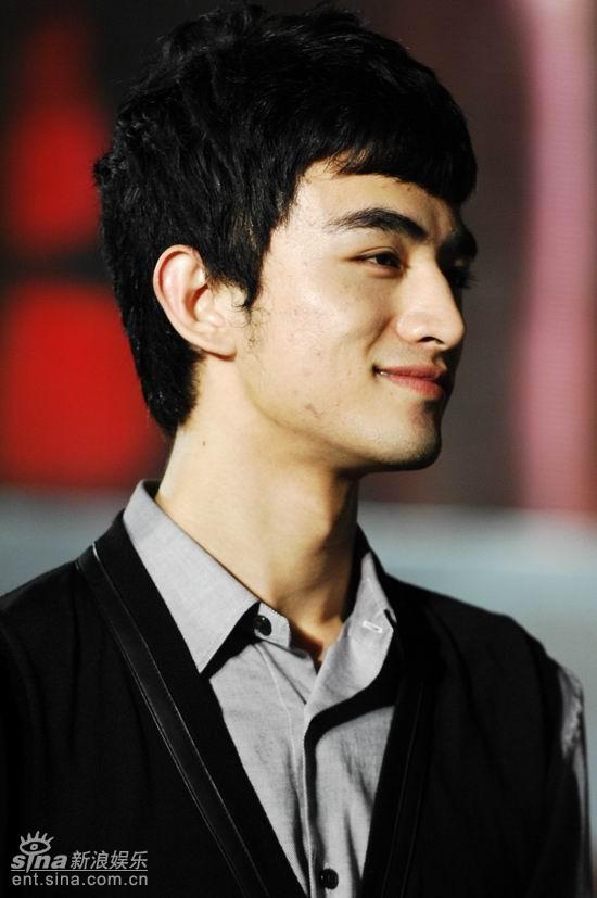 图文:上海电影节开幕--张晓晨侧面硬郎帅气