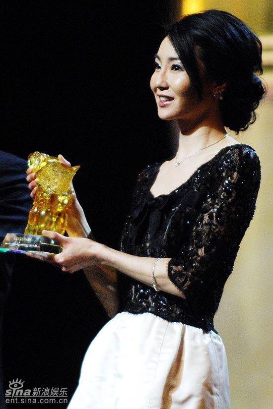 图文上海电影节开幕仪式张曼玉拿起奖杯
