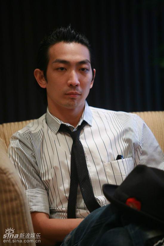 图文夜上海发布会李灿森表情严肃