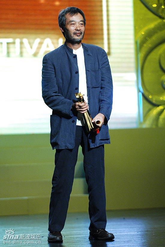 图文上海电影节颁奖最佳导演田壮壮衣着朴素
