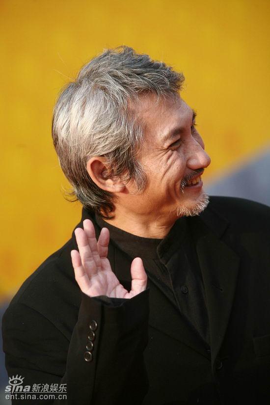 图文:庆香港回归晚会红毯--徐克导演挥手致意