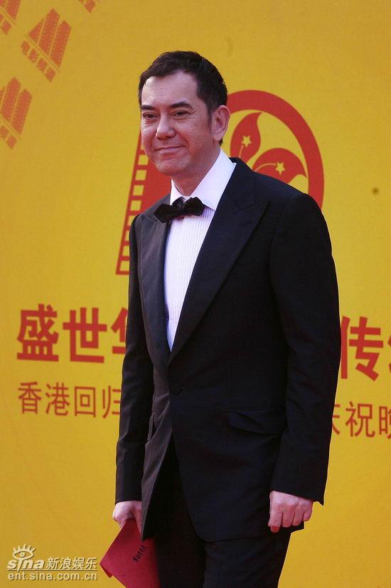 图文:庆香港回归晚会红毯--黄秋生面带微笑