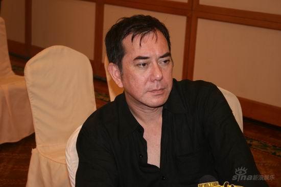 图文:探班《硬汉》剧组--黄秋生表情很严肃