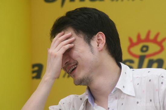 图文:《大话股神》聊天--喻恩泰开心掩面大笑