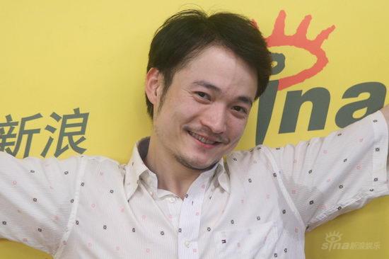 图文:《大话股神》聊天--喻恩泰背板前伸双臂