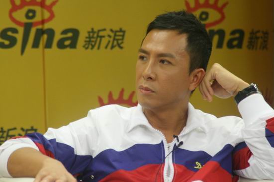 图文:《导火线》主创聊天-甄子丹表情认真