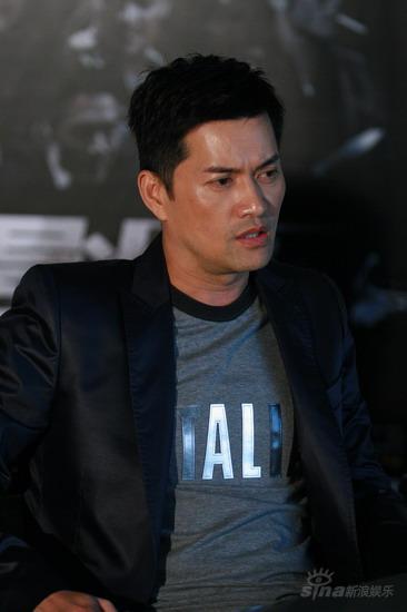 图文导火线首映发布会吕良伟表情严肃