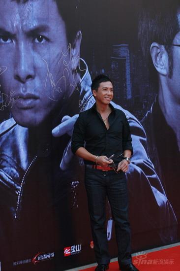 图文导火线首映红毯甄子丹摘下墨镜