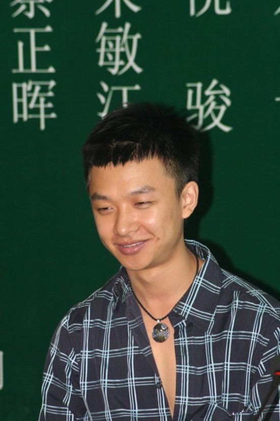 图文:电影《十七》发布会--邹爽发型可爱