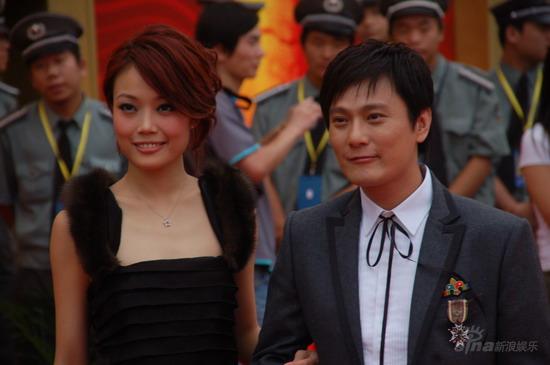 图文第12届华表奖红毯容祖儿张信哲微笑