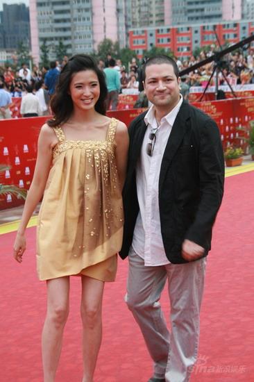 图文:导演伍仕贤携爱妻龚蓓苾走华表奖红毯