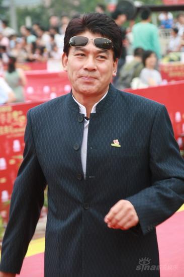 图文:第12届华表奖红毯--朱时茂墨镜戴在额头